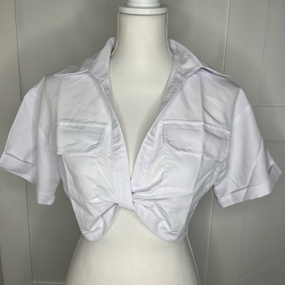 Cropped white beach t-shirt blouse in a size extra small